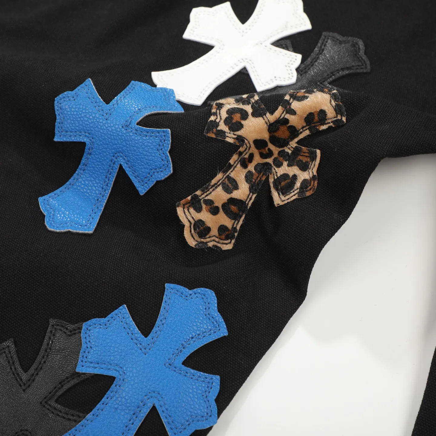 P280 ChromeHearts & ChromeHearts Patent Leather Spliced Blue White Leopard Print Cross Spliced Leather Straight Jeans Ceiling-Level Jeans Hard to Find at the Counter About Zangyin This is an extremely luxurious fashion brand that can also be called the aristocrat of the high street. It has always been an exclusive brand for some hipsters or the rich second generation. Compared with ordinary high streets, it is more luxurious and noble. Compared with luxury brands, it is more fashionable and individual. Top heavy industry fashion design has always been created in the high street luxury style. Speaking of this style, the Zangyin family and the GU family are definitely the leading representative brands. Especially the Zangyin family's creation of high-street style has really reached a state-of-the-art effect. The use of unique washed materials to create this style is already quite eye-catching. It is embellished with pink patchwork cross flowers, which cleverly highlights the brand's charm. Secondly, this style adopts a classic high-waist cut design, which highlights the long legs and fashionable temperament of the upper body. The brand is highly recognizable and the slim fit configuration is more suitable for daily wear. The personality will be fashionable and the specifications can be clearly interpreted. Needless to say, materials and craftsmanship. As an excellent craftsman brand, Zangyin’s requirements for details and craftsmanship are really perfect. The washed color of this model alone has gone through a lot of processes, not to mention the embellishment of denim appliqués. It is also purely handmade and sewn. Just like what they believe in, only handmade things have a soul. Only then does it have the meaning of dressing. A top-notch heavy-duty fashionable denim item. Size: 28/30/32/34/36 Waist: 69/74/79/84/89 Sitting: 97/102/107/112/117 Pants length: 102/104/106/108/110